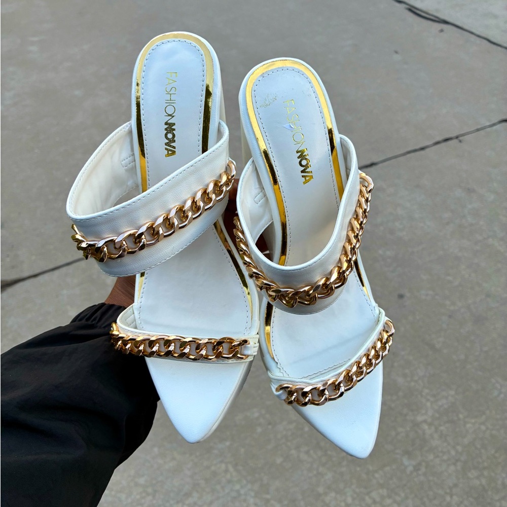 Fashion Nova White and Gold Chain Detail Women's 8 Wedges